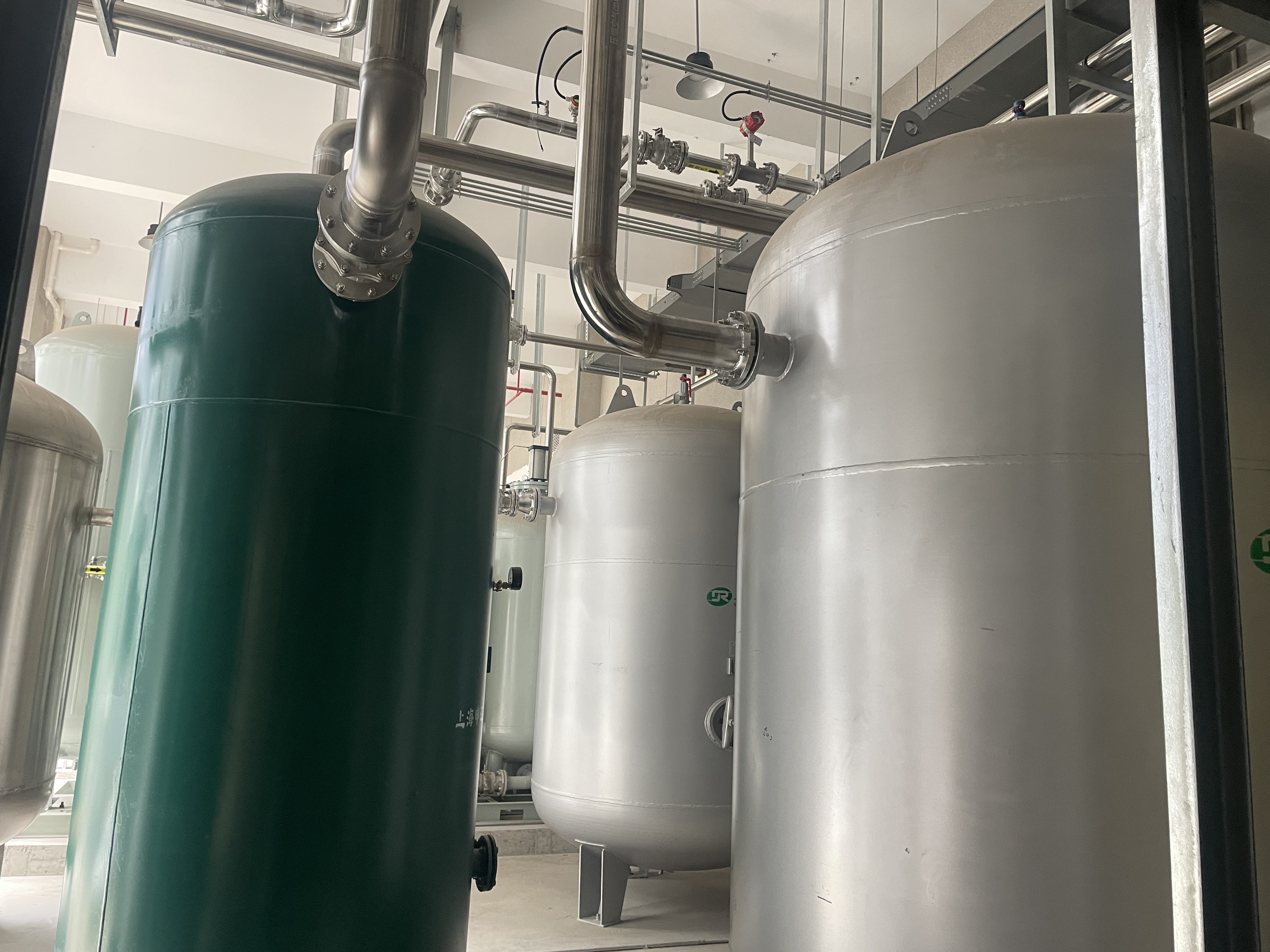 永康研究院不銹鋼儲氣罐現(xiàn)場安裝 (2)