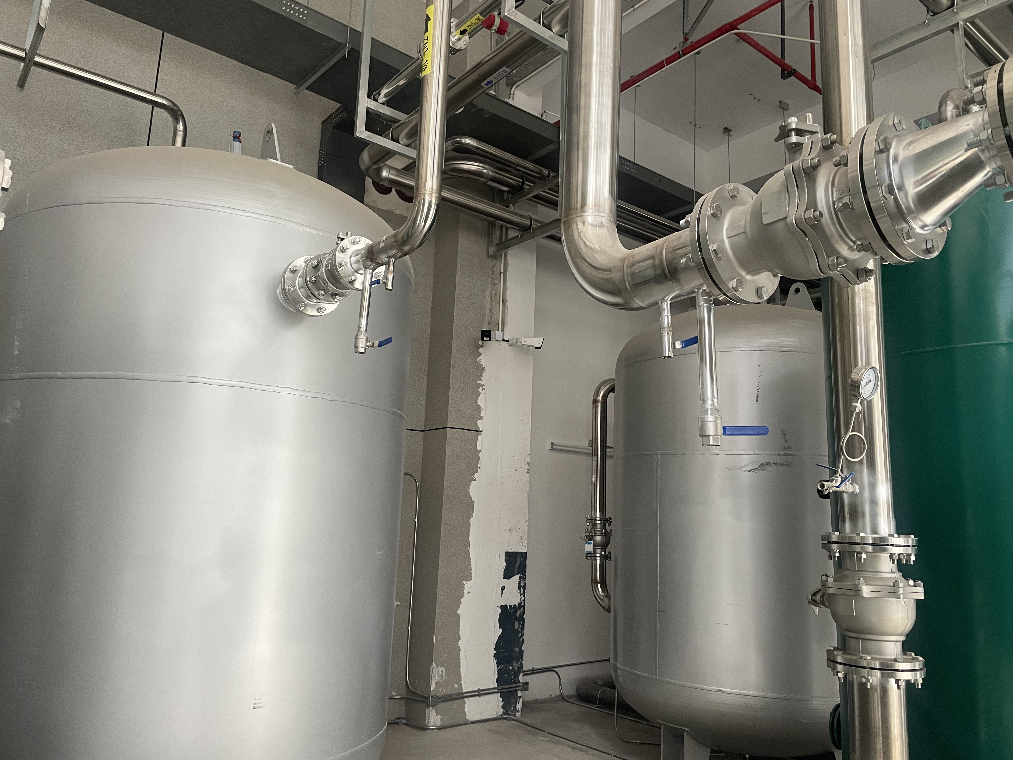 永康研究院不銹鋼儲氣罐現(xiàn)場安裝 (4)